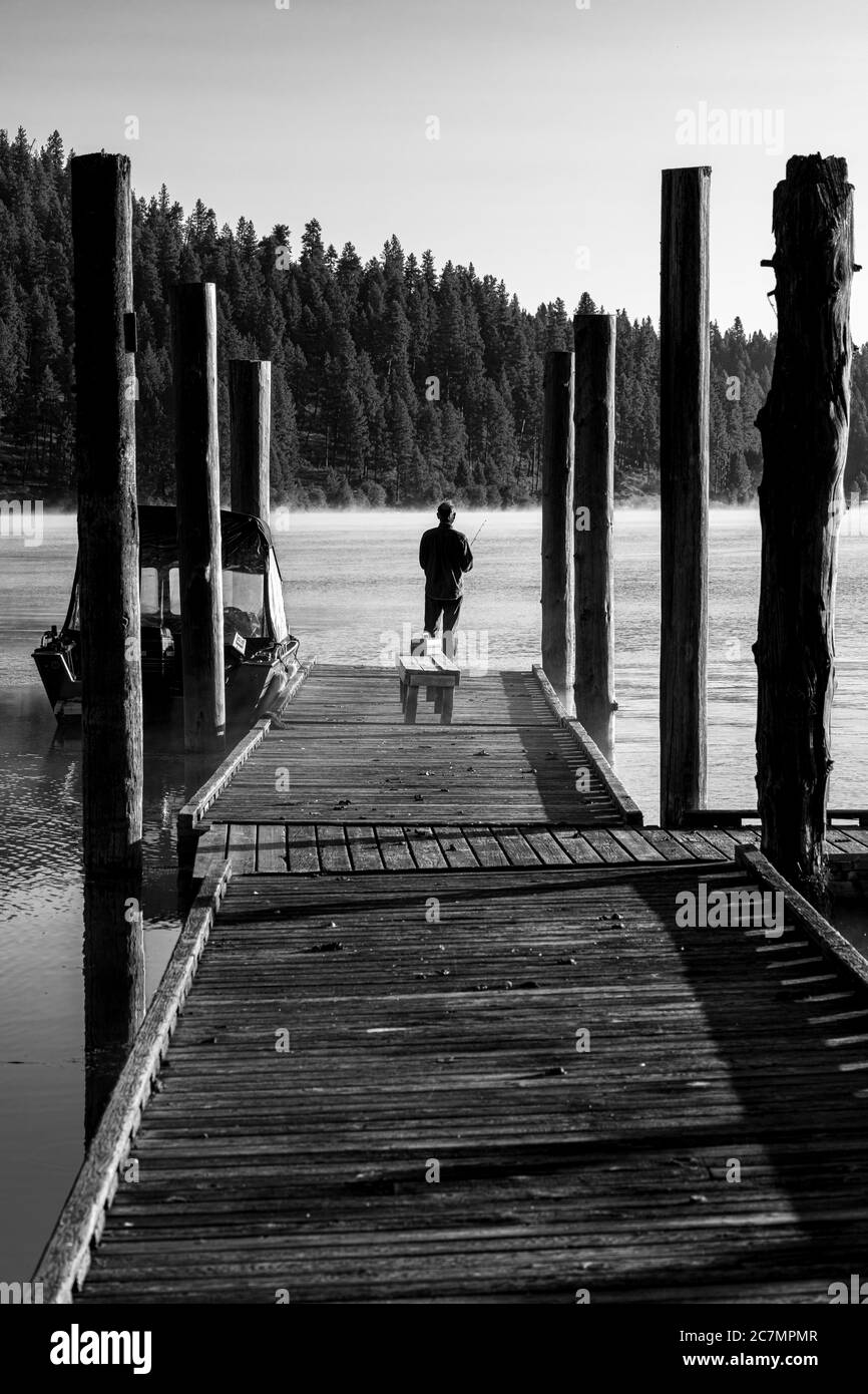 Quai flottant avec pêcheur sur le lac Chatcolet, ID Banque D'Images