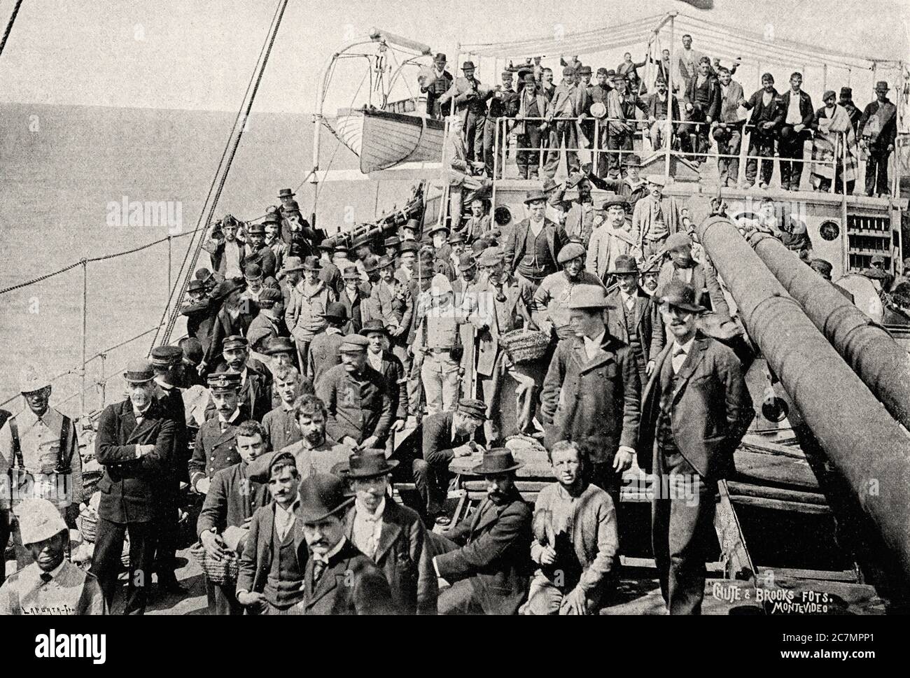 Embarquement de volontaires espagnols sur le bateau à vapeur San Francisco pour aller à la guerre à Cuba 1895. Montevideo, Uruguay. De la Ilustracion Española y Americana 1895 Banque D'Images