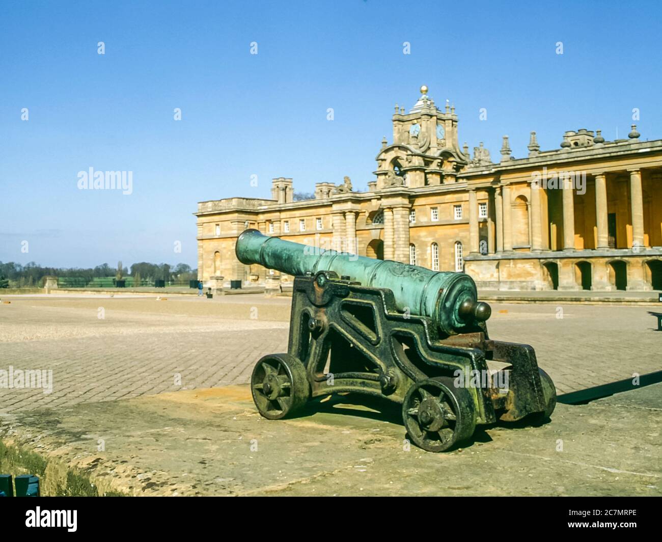 Woodstock; Oxfordshire. C'est le Palais de Blenheim, lieu de naissance et demeure ancestrale du chef de la guerre britannique Winston Churchill pendant la Seconde Guerre mondiale vers 1990. Le palais est nommé d'après la bataille de 1704 de Blenheim en Bavière et remis comme récompense de la Couronne à John Churchill 1er duc de Marlborough pour son succès militaire contre les Français et les Bavarois pendant la guerre de succession d'Espagne. Le palais est un site classé au patrimoine mondial de l'UNESCO et ouvert au public. Banque D'Images