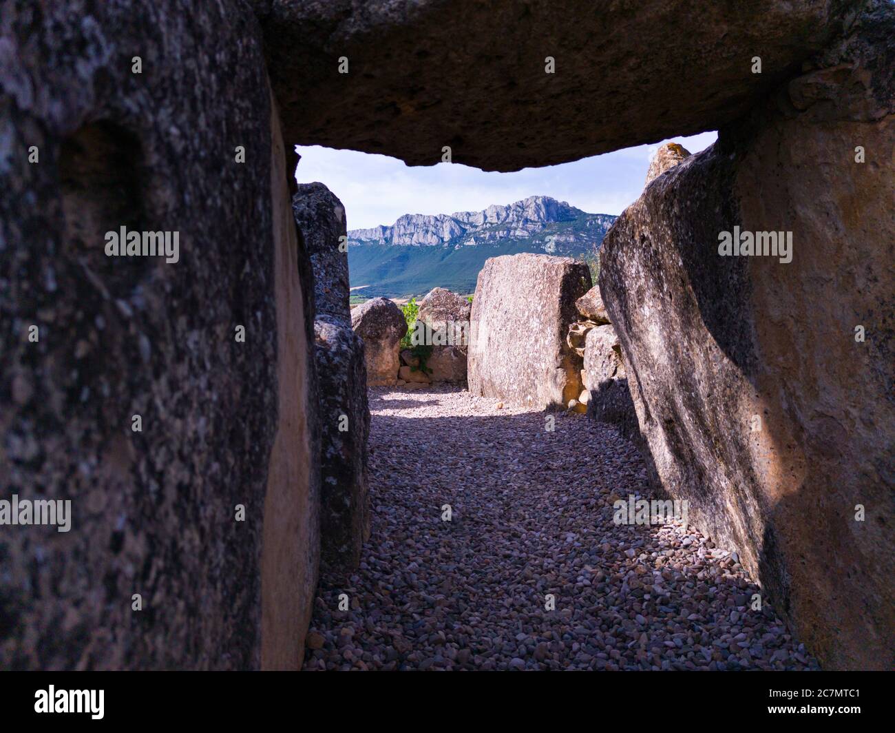 Dolmen de San Martin à Laguardia dans la Rioja Alavesa avec la Sierra de Cantabria en arrière-plan. Alava, pays basque, Espagne, Europe Banque D'Images