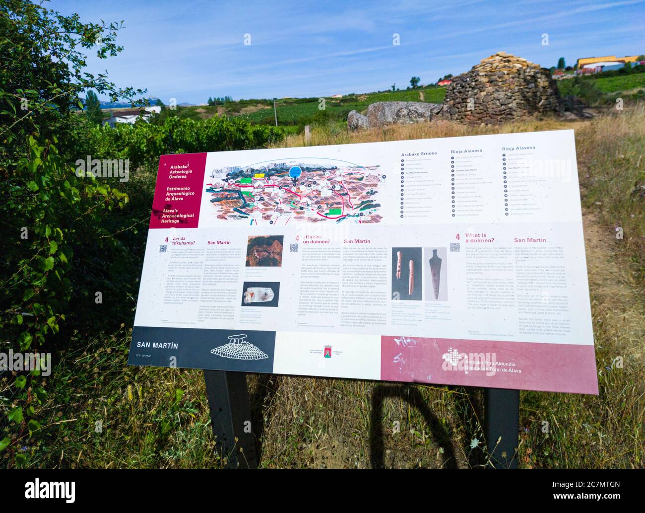 Dolmen de San Martin à Laguardia dans la Rioja Alavesa avec la Sierra de Cantabria en arrière-plan. Alava, pays basque, Espagne, Europe Banque D'Images