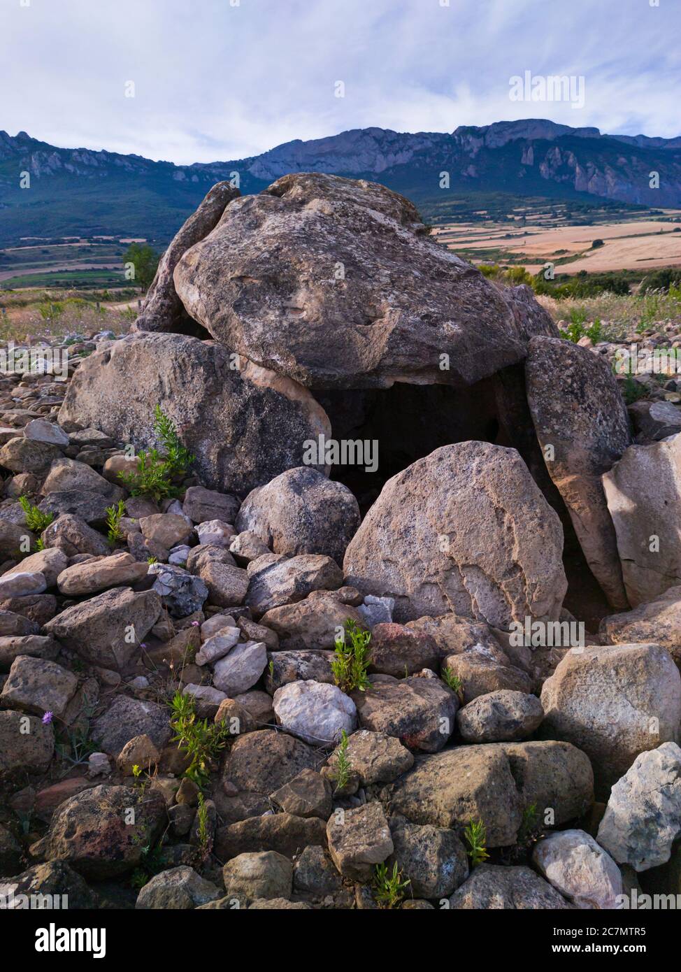 Dolmen dans l'Alto de la huesera à Laguardia dans la Rioja Alavesa avec la Sierra de Cantabria en arrière-plan. Alava, pays basque, Espagne, Europ Banque D'Images