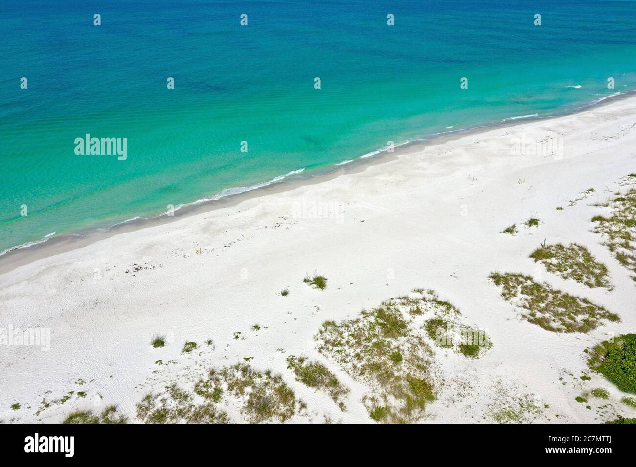 Vue aérienne de la magnifique plage de sable blanc sur l'île Anna Maria, Floride Banque D'Images