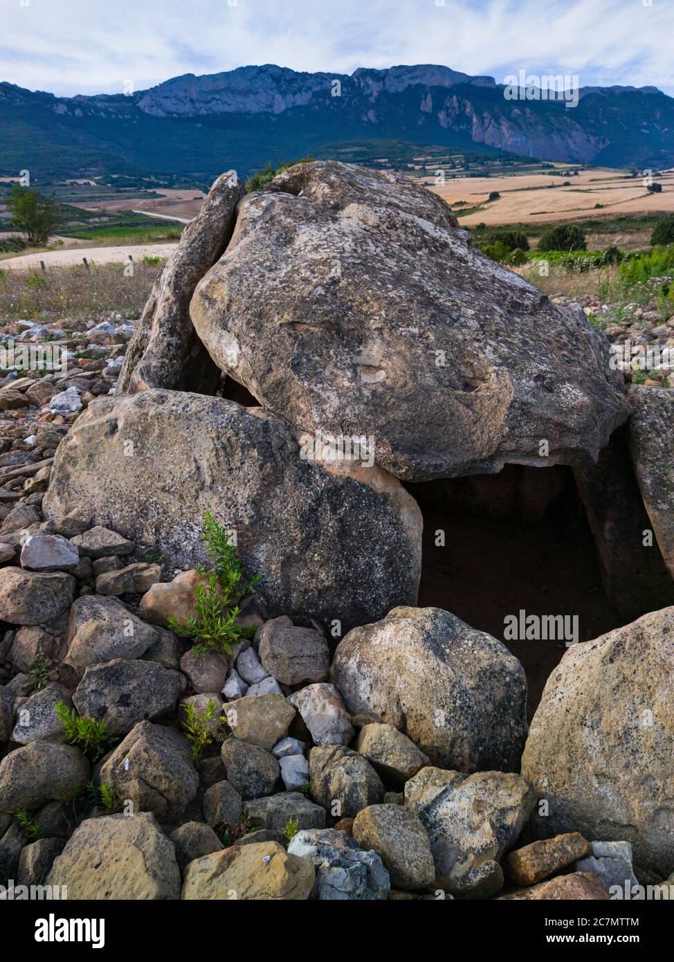 Dolmen dans l'Alto de la huesera à Laguardia dans la Rioja Alavesa avec la Sierra de Cantabria en arrière-plan. Alava, pays basque, Espagne, Europ Banque D'Images