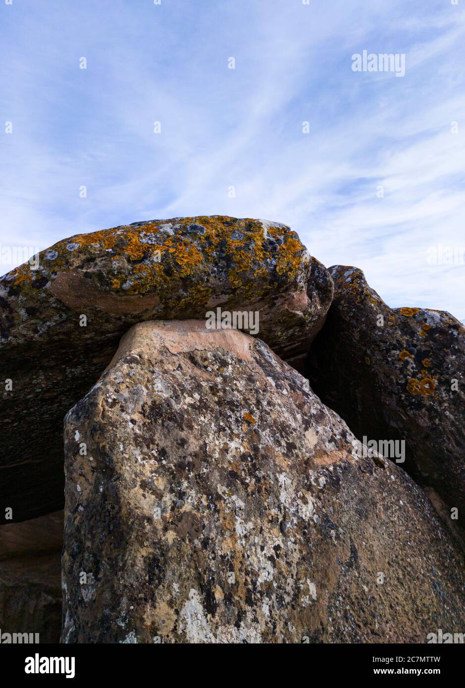 Dolmen dans l'Alto de la huesera à Laguardia dans la Rioja Alavesa avec la Sierra de Cantabria en arrière-plan. Alava, pays basque, Espagne, Europ Banque D'Images