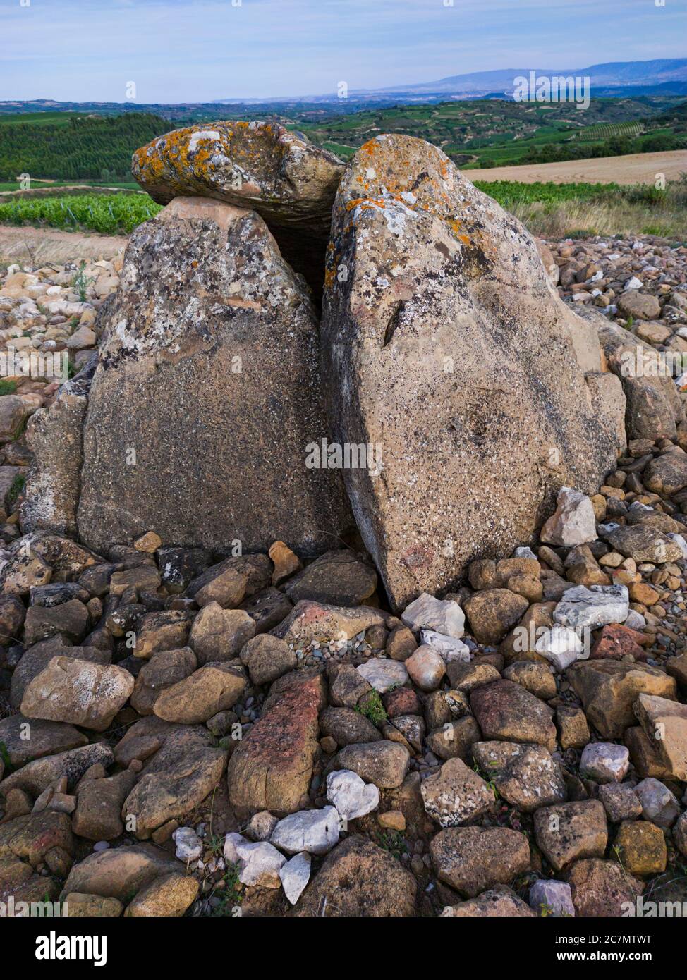 Dolmen dans l'Alto de la huesera à Laguardia dans la Rioja Alavesa avec la Sierra de Cantabria en arrière-plan. Alava, pays basque, Espagne, Europ Banque D'Images