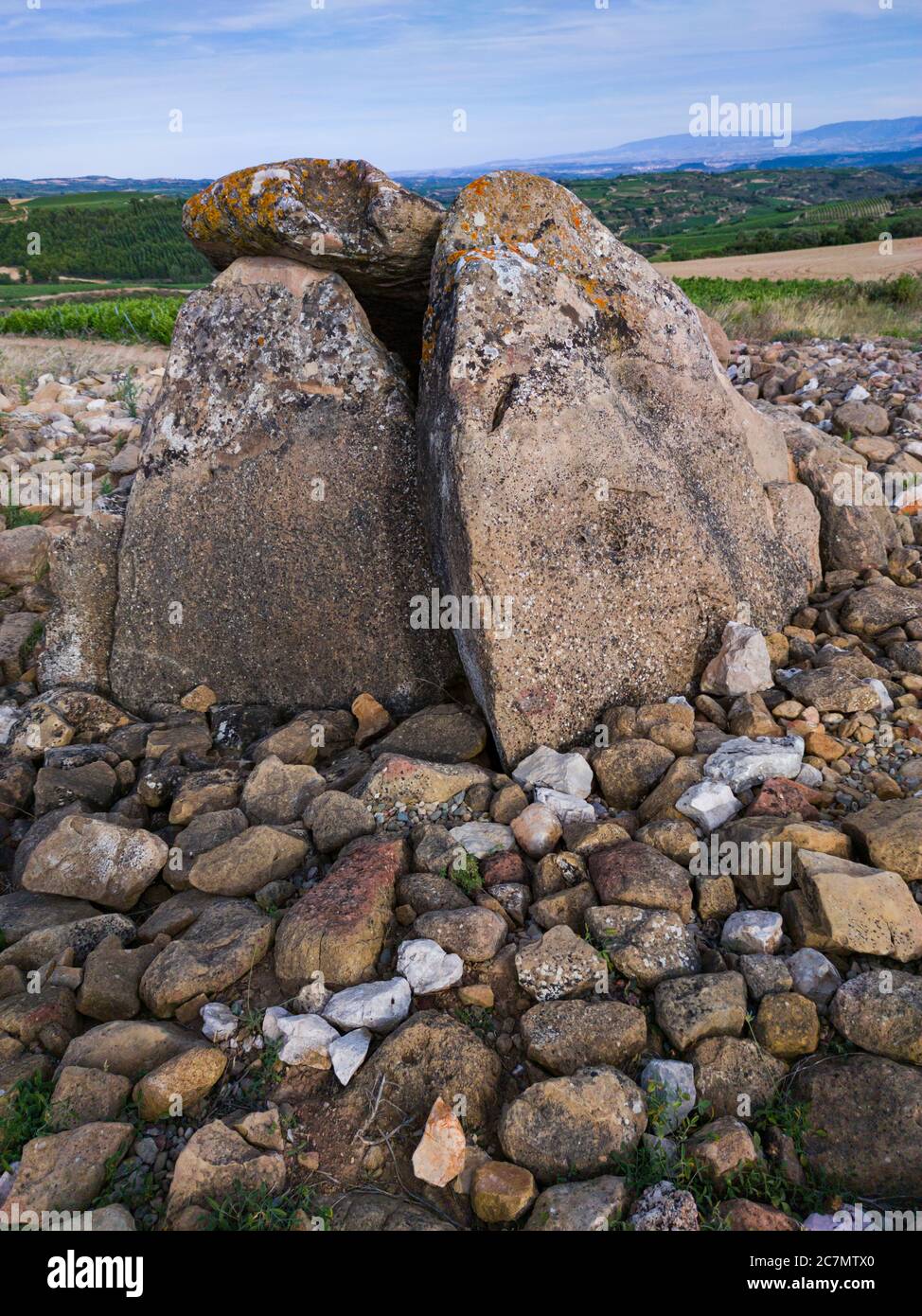 Dolmen dans l'Alto de la huesera à Laguardia dans la Rioja Alavesa avec la Sierra de Cantabria en arrière-plan. Alava, pays basque, Espagne, Europ Banque D'Images