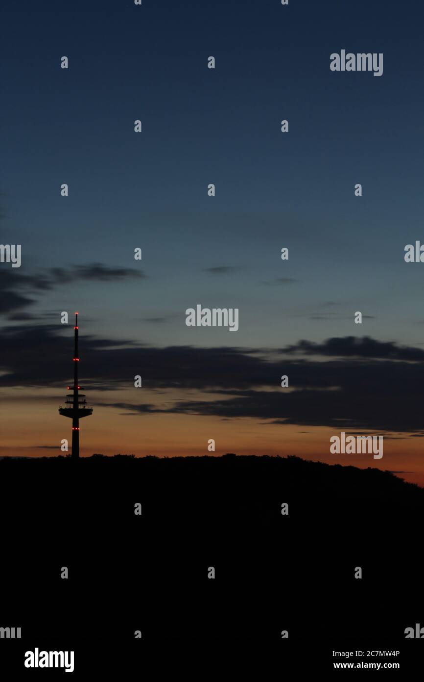 Tour de transmission de Kiel après minuit vue du sud dans une nuit d'été claire Banque D'Images