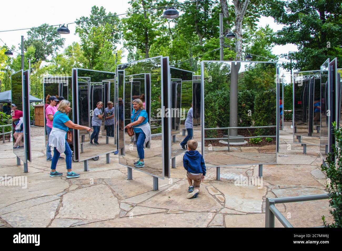 9-8-2018 Tulsa Oklahoma - adultes et enfants fascinés par les réflexions dans un labyrinthe de miroirs au parc public de Gathering place Banque D'Images
