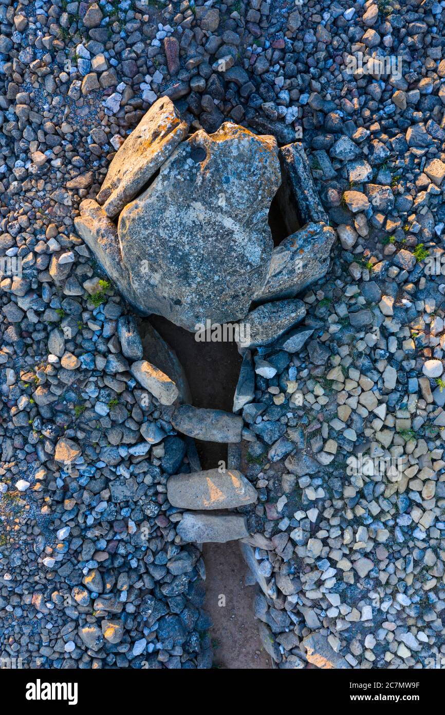 Vue d'un drone du Dolmen dans l'Alto de la huesera à Laguardia dans la Rioja Alavesa avec la Sierra de Cantabria en arrière-plan. Alava, Bas Banque D'Images