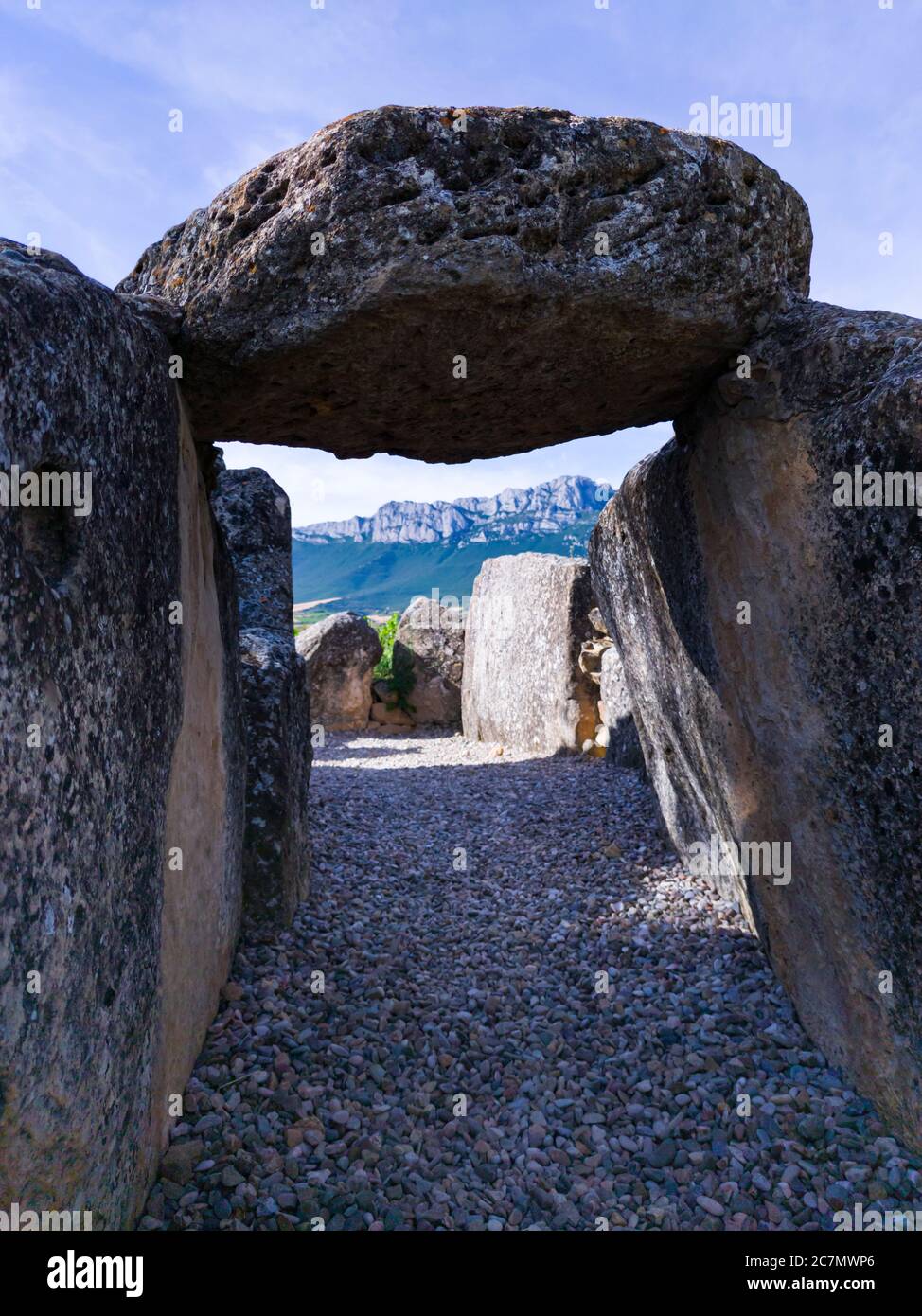 Dolmen de San Martin à Laguardia dans la Rioja Alavesa avec la Sierra de Cantabria en arrière-plan. Alava, pays basque, Espagne, Europe Banque D'Images