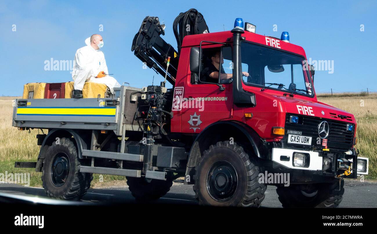 Beachy Head, Eastbourne, East Sussex, Royaume-Uni. 18 juillet 2020. Le Service d'incendie et de sauvetage de l'est du Sussex aide le service d'ambulance de la côte Sud-est à secourir une personne qui avait subi de graves blessures aux jambes à la suite d'un voyage sur un sol inégal. Crédit : Alan Fraser/Alay Live News Banque D'Images