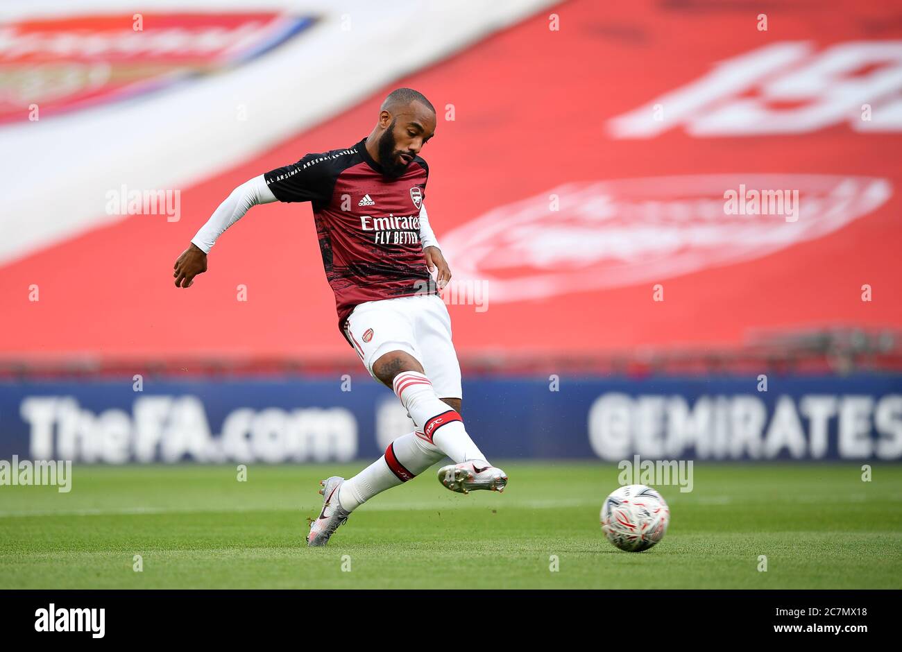 Alexandre Lacazette d'Arsenal s'échauffe avant le match de demi-finale de la FA Cup au stade Wembley, Londres. Banque D'Images