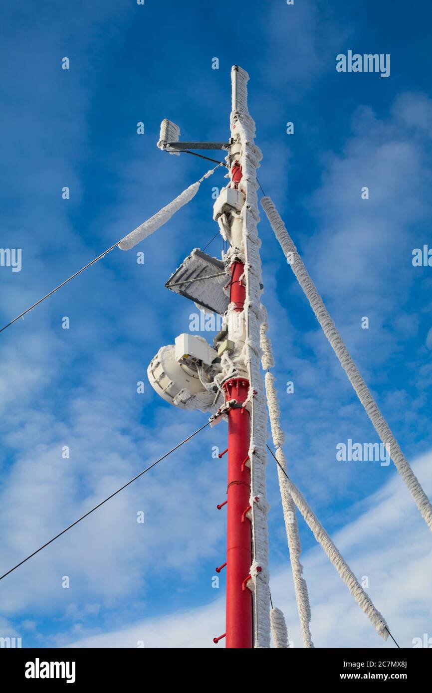 Station météorologique - poteau avec radars et satellites - appareils, outils et instruments météorologiques pour la mesure et l'observation du temps et de la clim Banque D'Images