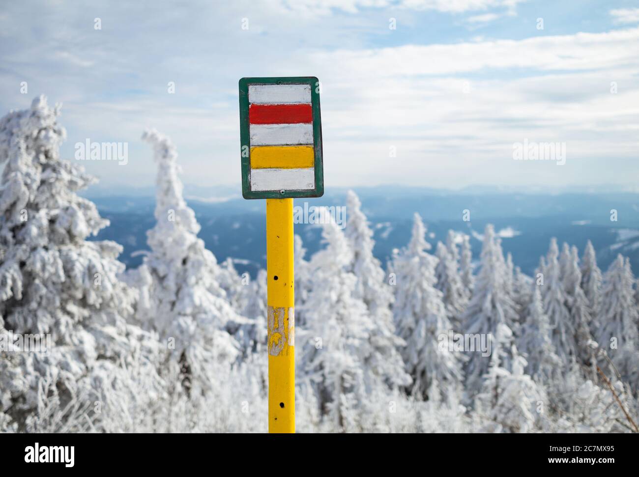 Marquage de pistes en République tchèque / Tchéquie. Marque pour le touriste, randonneur et randonneur sur le poste. Il aide à naviguer à pied pendant la randonnée, la méthode de navigation Banque D'Images