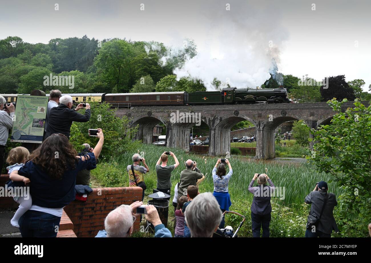 Les gens qui regardent la locomotive à vapeur Clun Castle traversant le viaduc de chemin de fer de Coalbrookdale à Shropshire, Angleterre, Royaume-Uni Banque D'Images