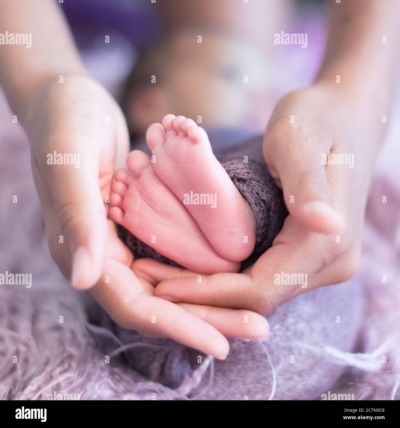 Image En Noir Et Blanc Des Pieds De Bebe Berce Par Les Mains Photo Stock Alamy