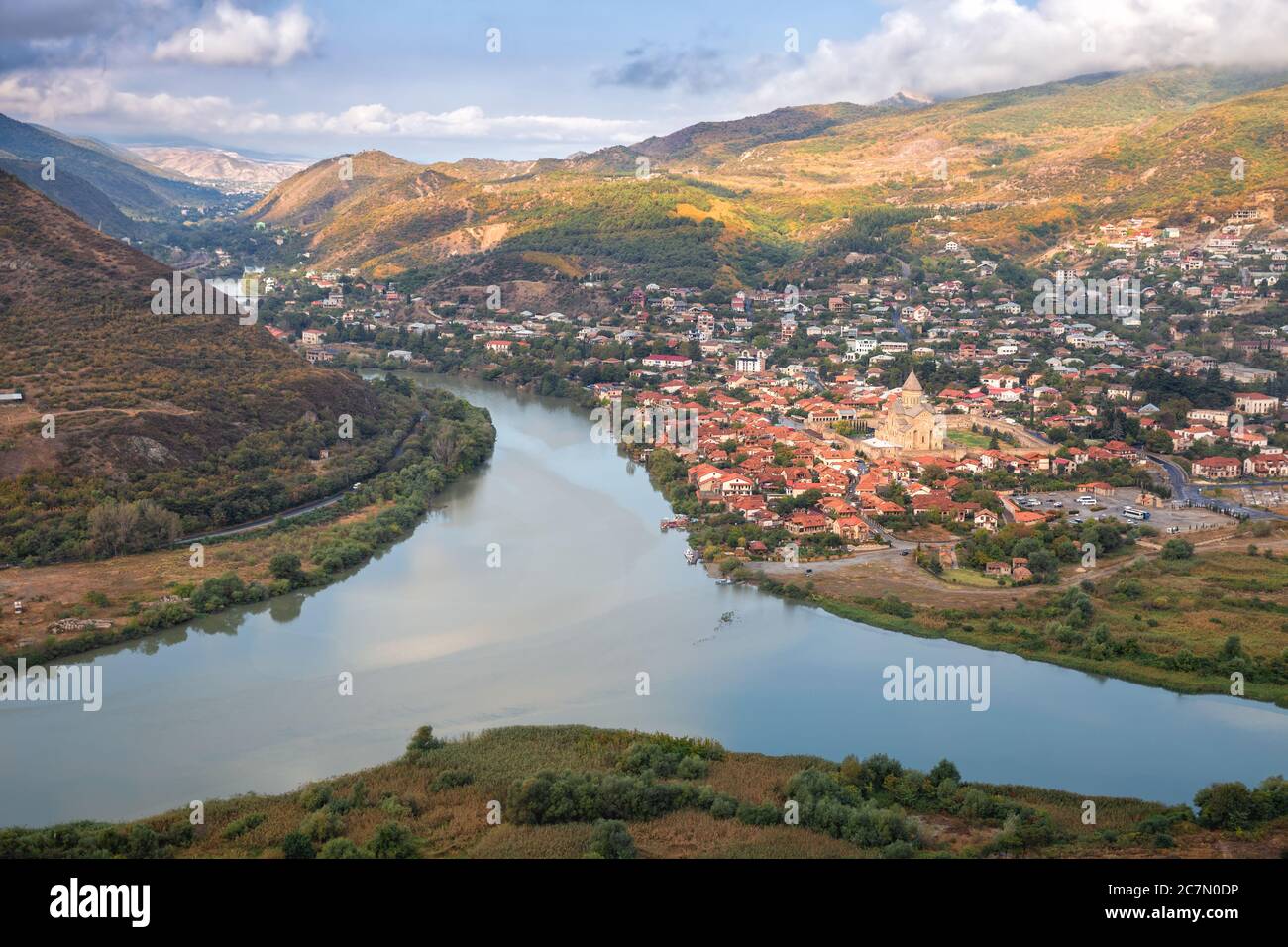 Vue aérienne de l'ancienne ville de Mtskheta près du confluent des rivières Aragvi et Kura. Géorgie Banque D'Images