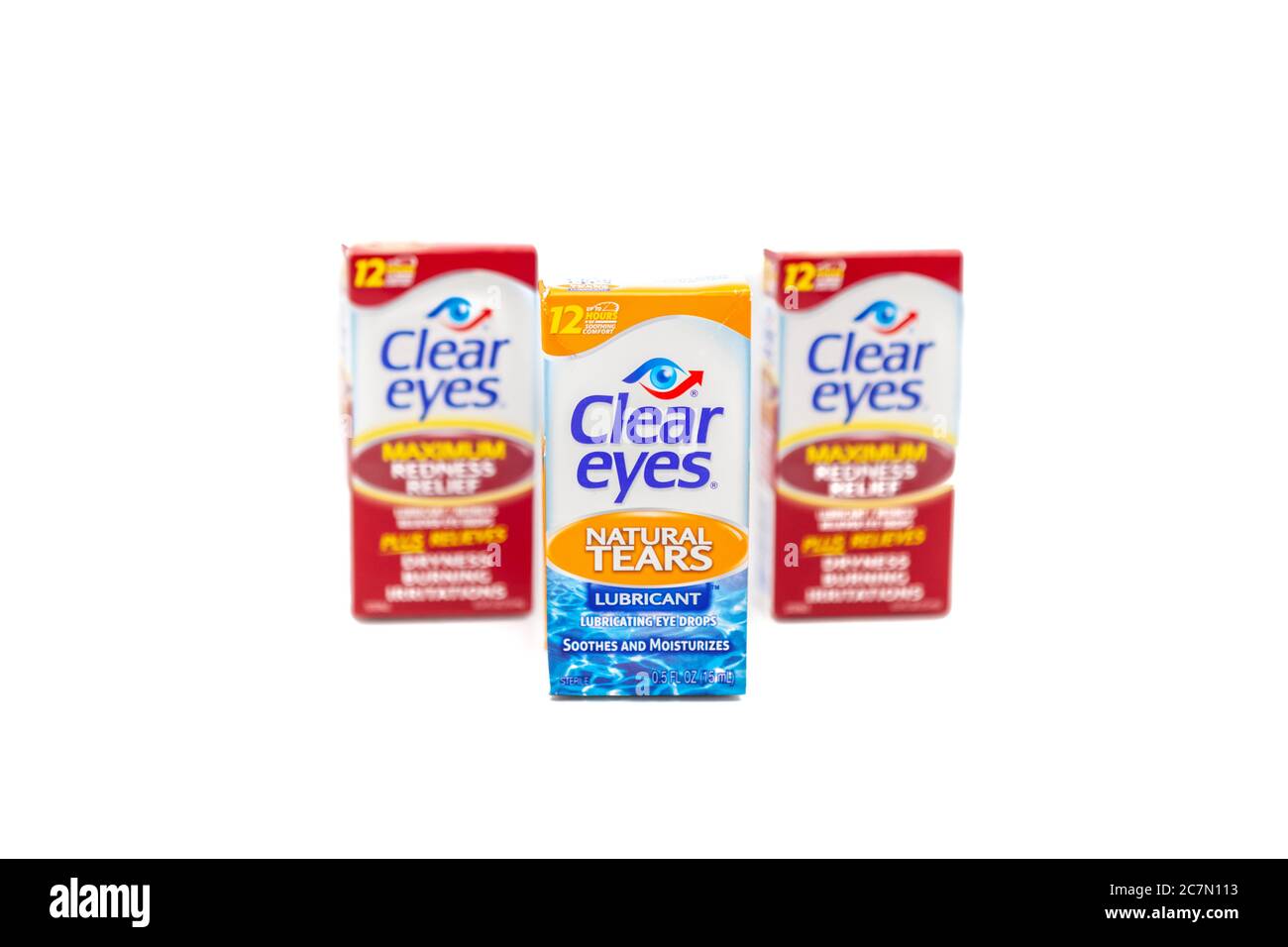 Trois (3) boîtes de yeux clairs force maximale soulagement de la rougeur et les larmes naturelles lubrifiant isolé sur fond blanc. Banque D'Images