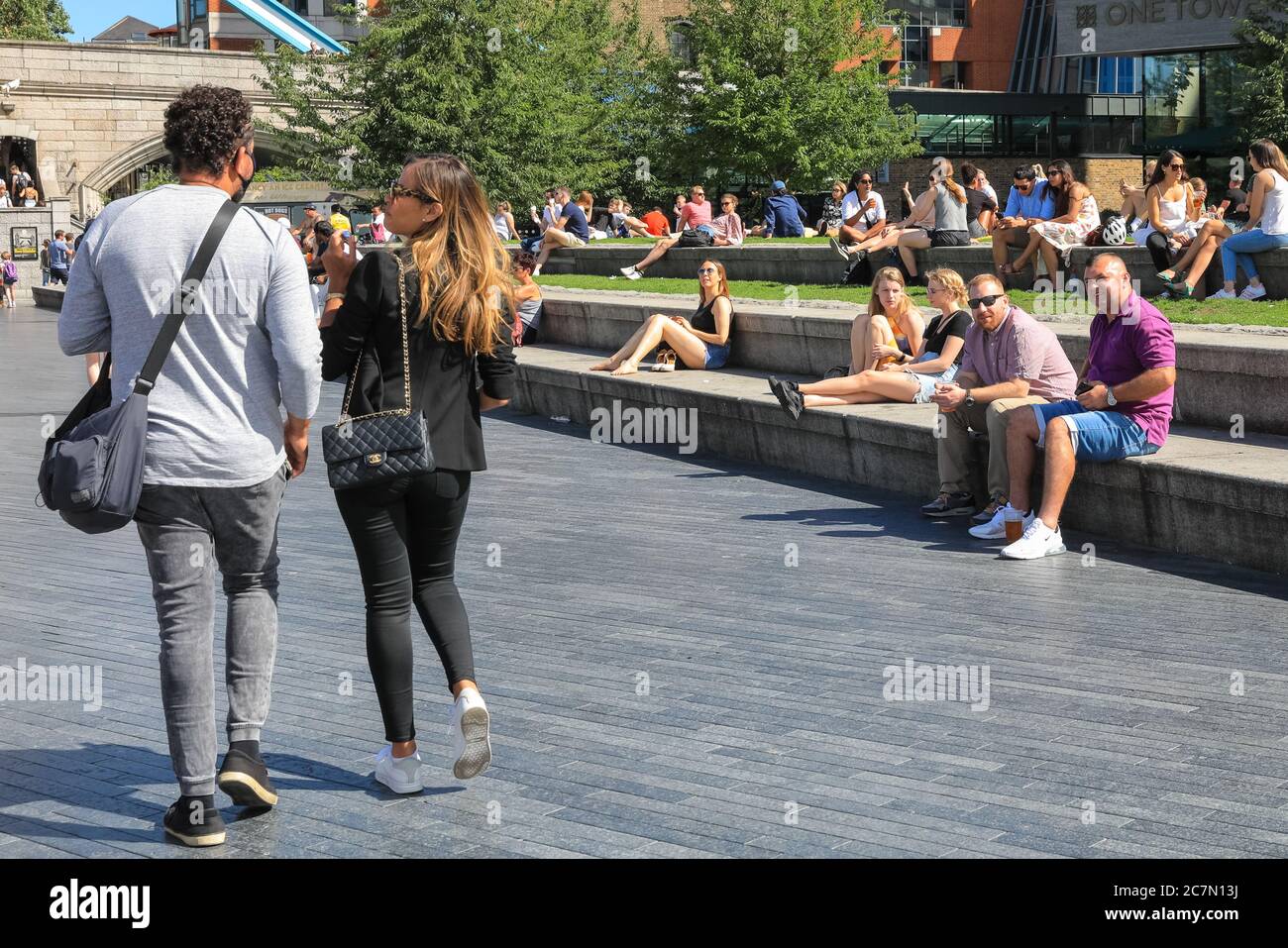 Londres, Royaume-Uni. 18 juillet 2020. Les gens marchent et s'assoient au soleil dans la région autour de l'hôtel de ville et Potters Field Park aujourd'hui. Le centre de Londres semblait aujourd'hui plus occupé avec plus de personnes qui quittait leur maison pour profiter du temps ensoleillé. Les règles de distanciation sociale semblaient être respectées dans la plupart des endroits, mais certaines zones sont déjà bondées. Crédit : Imagetraceur/Alamy Live News Banque D'Images