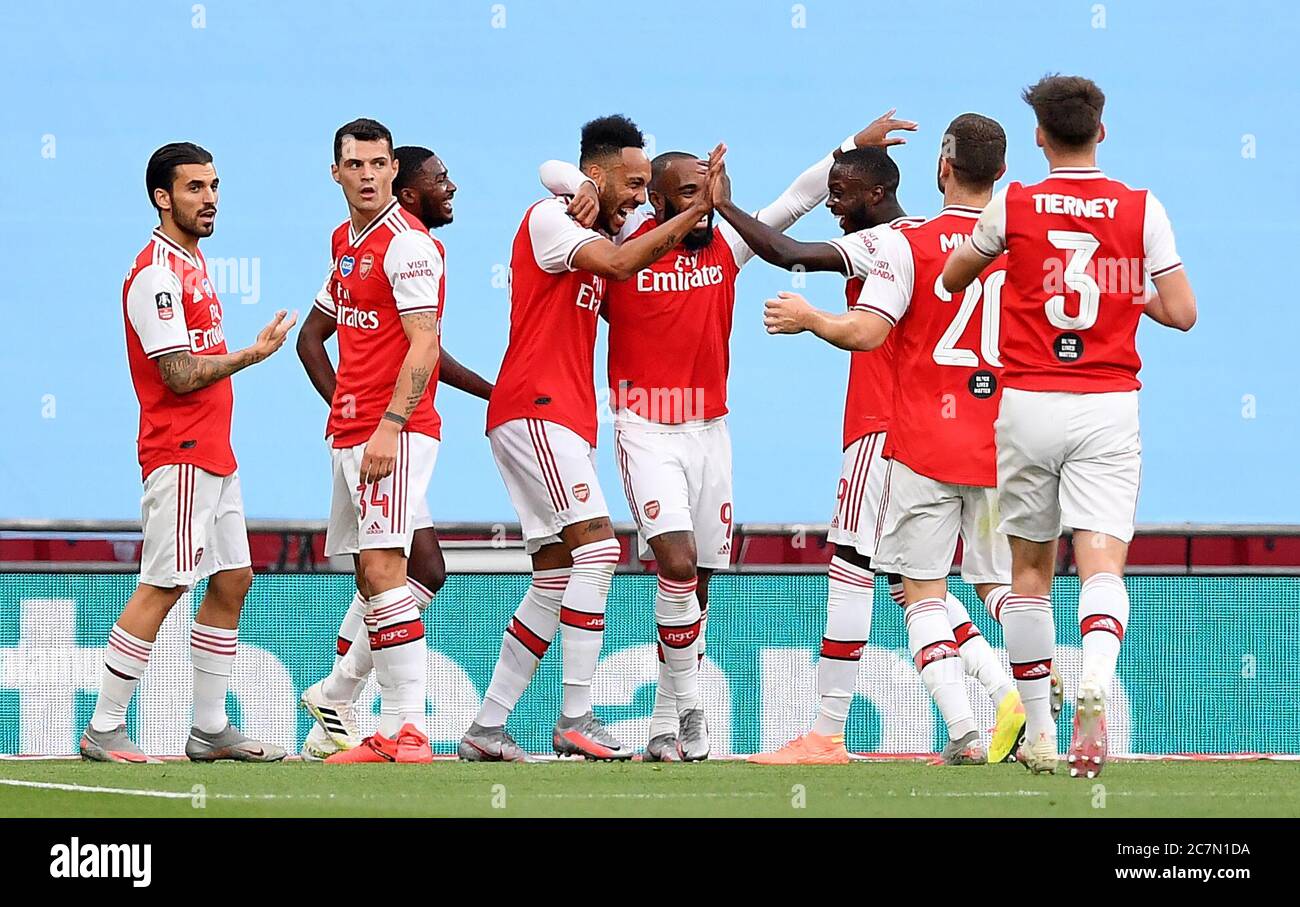 Pierre-Emerick Aubameyang d'Arsenal (au centre gauche) célèbre le premier but de son équipe lors du match de demi-finale de la FA Cup au Wembley Stadium, Londres. Banque D'Images