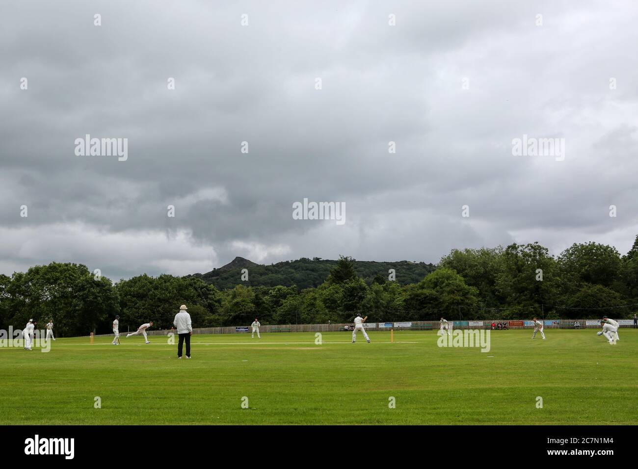 MIDDLESBROUGH, ANGLETERRE. 18 JUILLET. Jouez pendant le match de cricket entre Great Ayton et Thornaby dans la division Premier de la Ligue du North Yorkshire et du Sud de Durham, avec la garniture de Roseberry comme toile de fond à l'occasion du retour du cricket de la ligue de compétition depuis le match de verrouillage du samedi 18 juillet 2020. (Credit: Mark Fletcher | MI News) Credit: MI News & Sport /Alay Live News Banque D'Images
