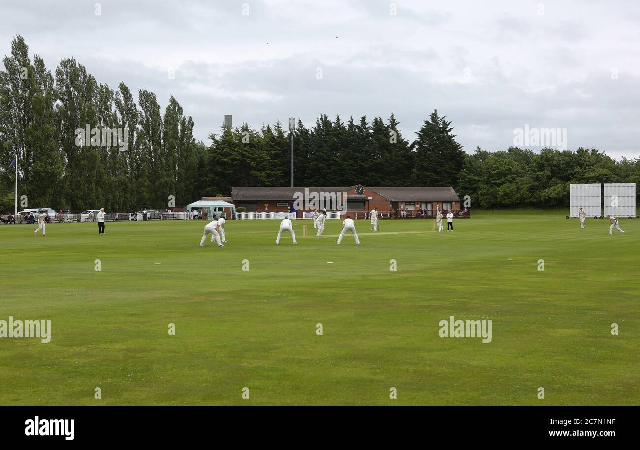 MIDDLESBROUGH, ANGLETERRE. 18 JUILLET. Jouez pendant le match de cricket Marton vs Stokesley dans la division Premier de la Ligue du Nord du Yorkshire et du Sud de Durham, où le cricket de la ligue de compétition revient pour la première fois depuis le match de cricket du samedi 18 juillet 2020. (Credit: Mark Fletcher | MI News) Credit: MI News & Sport /Alay Live News Banque D'Images