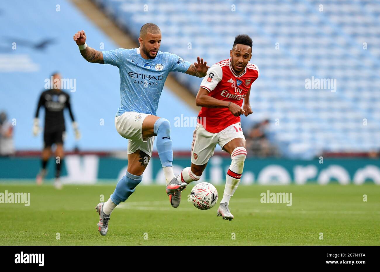 Kyle Walker de Manchester City (à gauche) et Ainsley Maitland-Niles d'Arsenal se battent pour le ballon lors du match de demi-finale de la FA Cup au stade Wembley, Londres. Banque D'Images