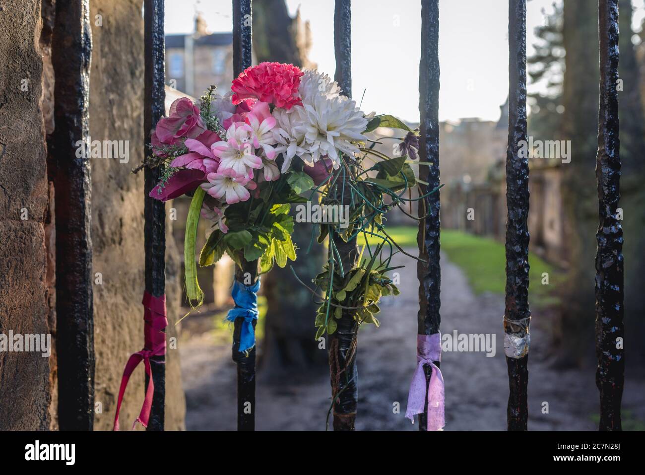 Fleurs artificielles sur Greyfriars Kirkyard à Édimbourg, la capitale de l'Écosse, une partie du Royaume-Uni Banque D'Images