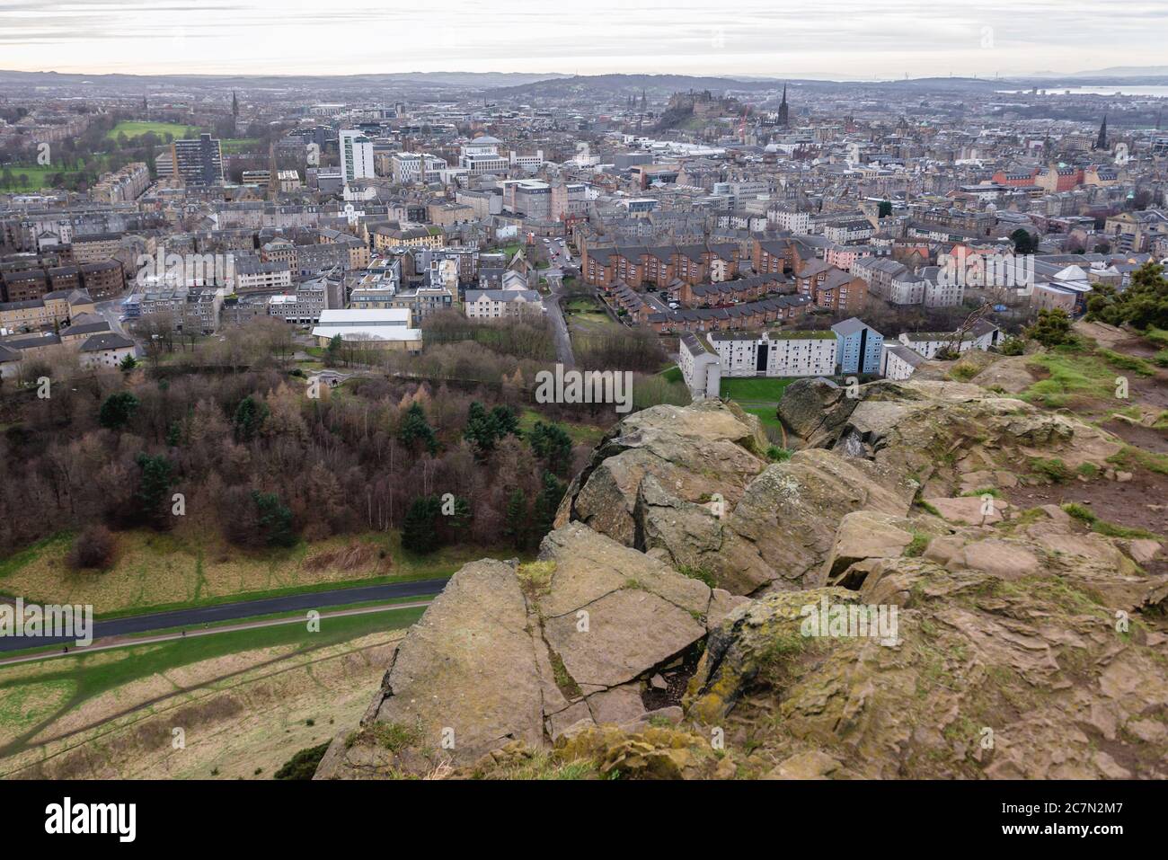 Vue depuis Salisbury Crags dans Holyrood Park à Édimbourg, la capitale de l'Écosse, une partie du Royaume-Uni Banque D'Images