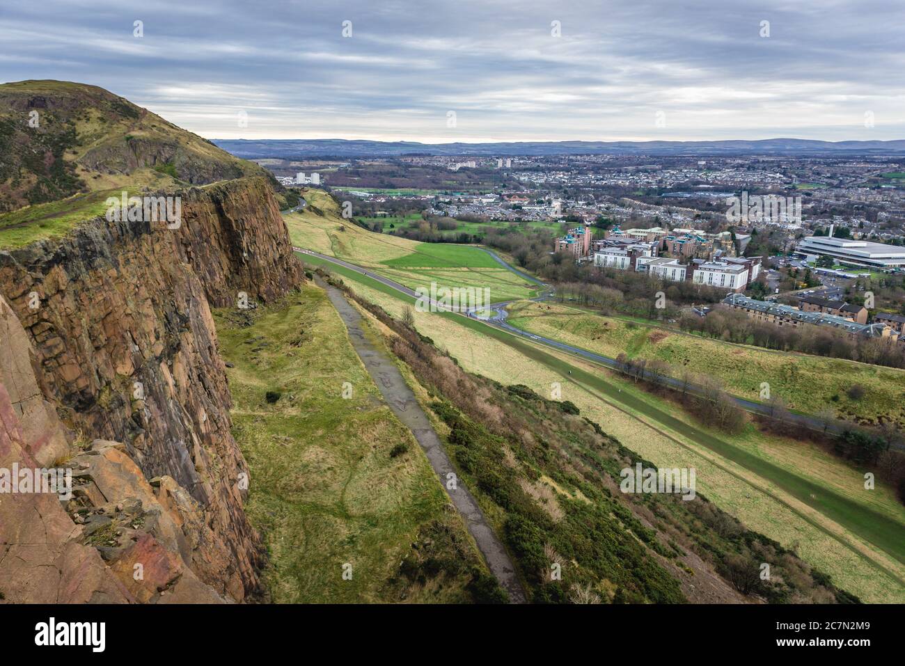 Vue depuis Salisbury Crags dans Holyrood Park à Édimbourg, la capitale de l'Écosse, une partie du Royaume-Uni Banque D'Images