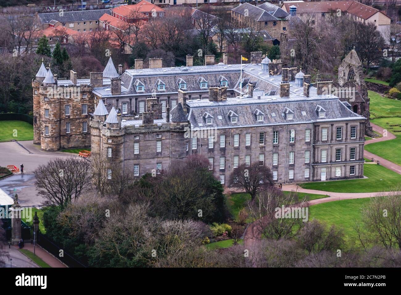 Palais de Holyroodhouse vu de Holyrood Park à Édimbourg, la capitale de l'Écosse, une partie du Royaume-Uni Banque D'Images