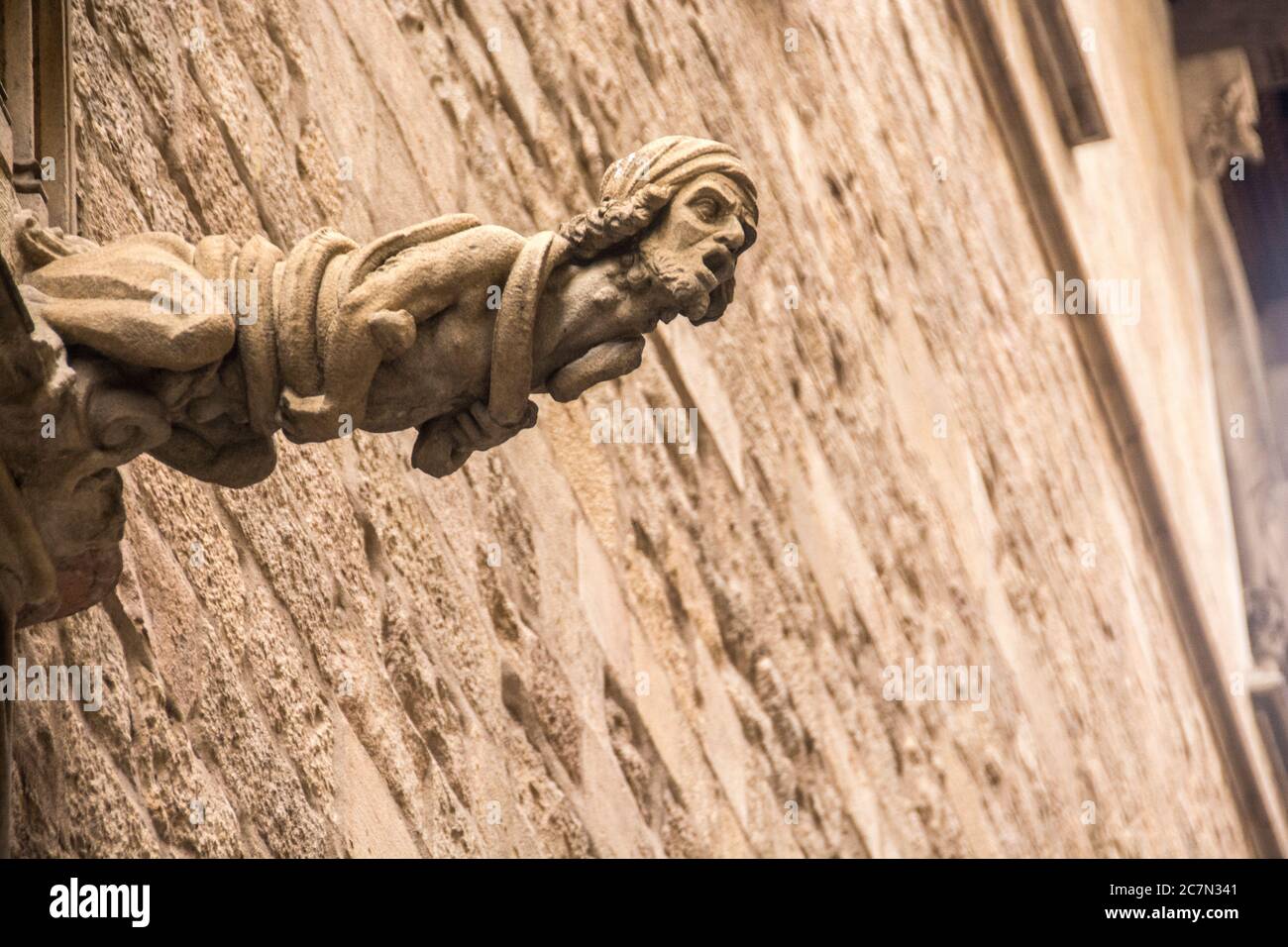 Un gargouille grotesque dépasse du mur d'un bâtiment: Barcelone, Espagne. Banque D'Images