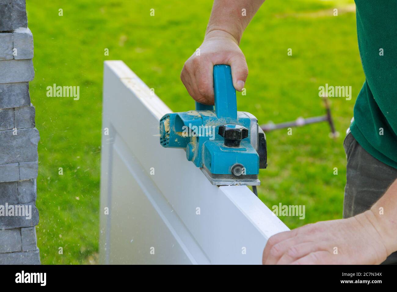 Rabot électrique pour le traitement de portes en bois professionnel  utilisant un équipement d'artisanat avec un rabot manuel Photo Stock - Alamy