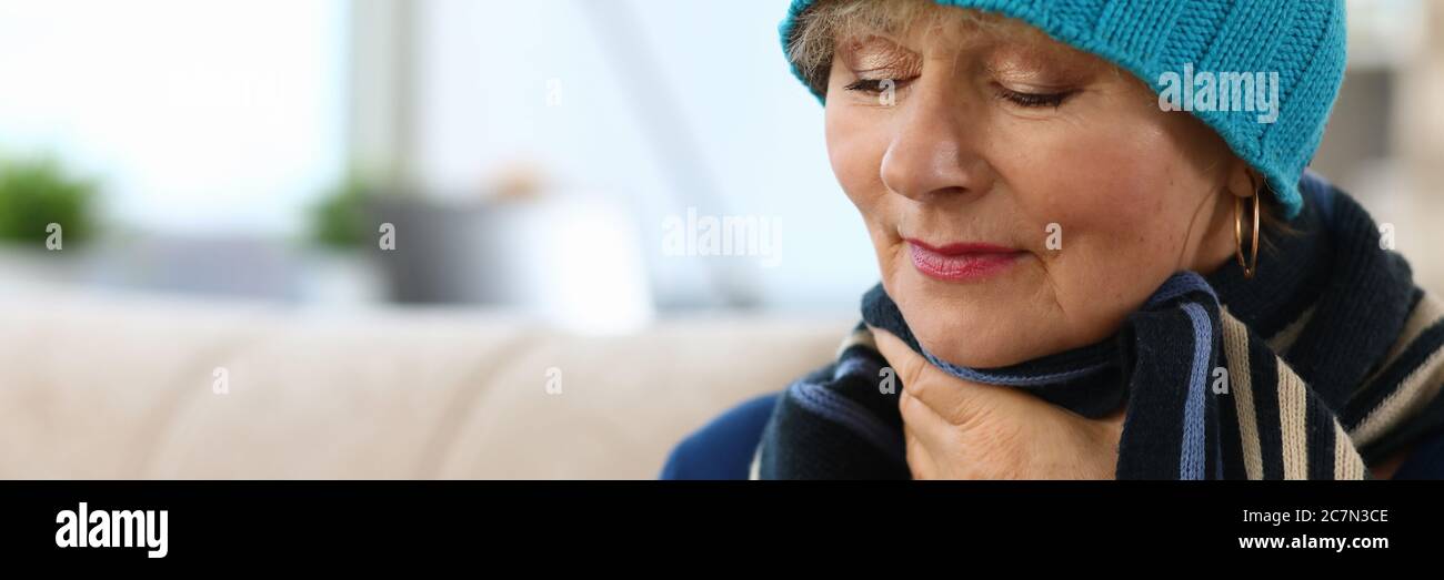 Une dame malade touche mal à la gorge Banque D'Images