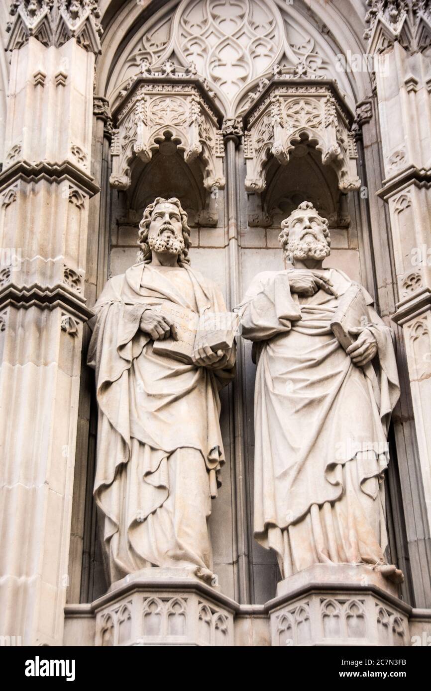Deux figures de renommée religieuse sur une église ; Barcelone, Espagne. Banque D'Images