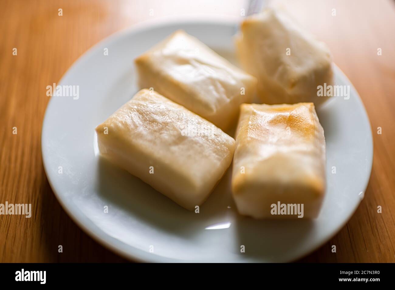 Gâteaux de riz blanc au mochi cuits rôtis cuits au four de façon japonaise traditionnelle sur plaque macro gros plan de texture Banque D'Images