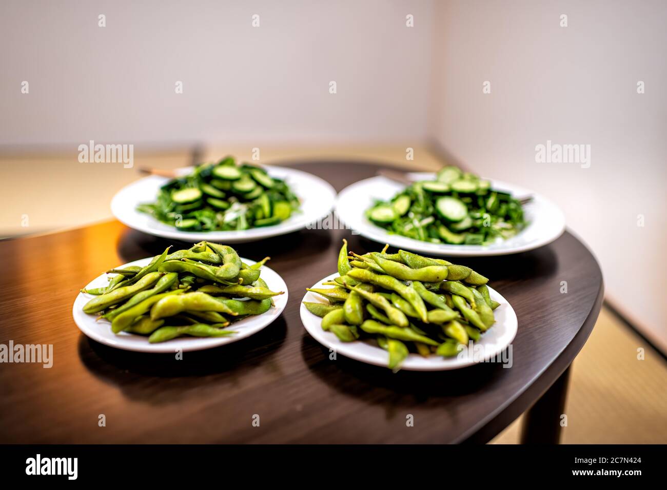 Plateau en bois et repas de salade verte avec édamame, concombres japonais et légumes mizuna à l'intérieur de la maison dans ryokan hôtel ou chambre domestique tata Banque D'Images