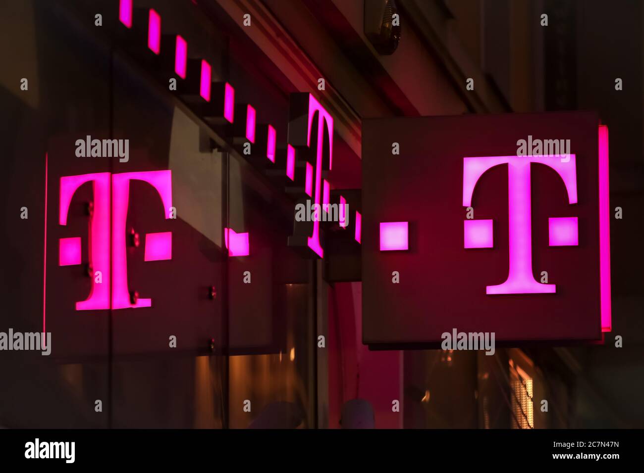 Zagreb, Croatie - 19 mars 2017 : signe T COM à l'extérieur du magasin dans le centre-ville de Zagreb, Croatie. Banque D'Images