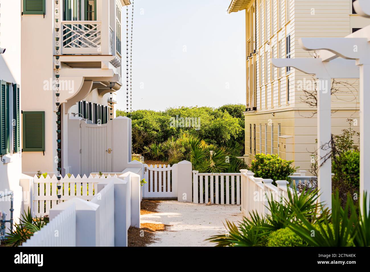 Pastel blanc jaune nouvelle architecture urbanisme extérieur des maisons bâtiments en Floride maison de plage appartement avec chaînes de pluie accrochées Banque D'Images