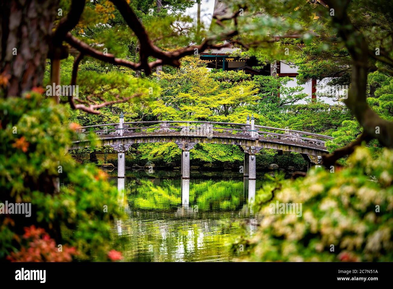 Kyoto, Japon, vue sur le jardin de source vert du Palais impérial avec réflexion sur l'eau et pont en pierre sur étang paisible du lac Banque D'Images