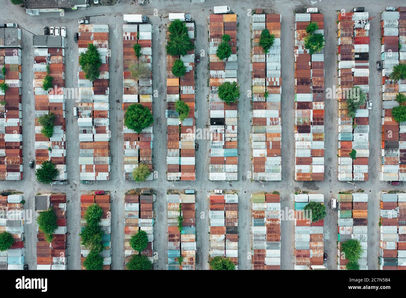 Une vue aérienne du modèle des conteneurs abandonnés avant la vente aux enchères des conteneurs aveuglément. Tir de drone. Banque D'Images