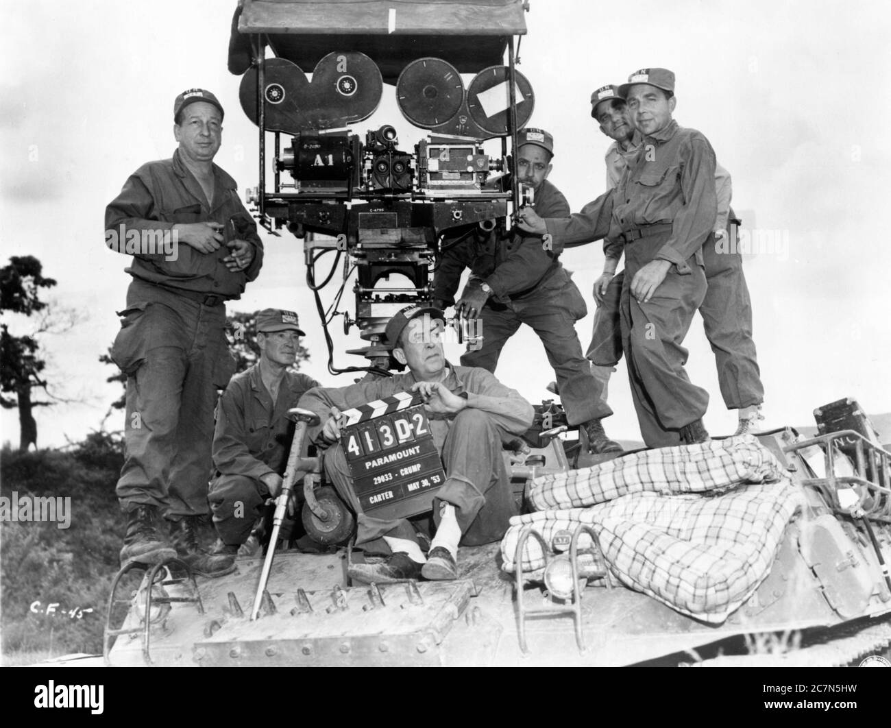 Soldats avec 3D / caméra 3D pour PARAVISION Dual Strip 3D pendant le tournage de l'emplacement pour CESSEZ-LE-FEU ! 1953 Guerre de Corée réalisateur documentaire Owen Crump Music Dimitri Tiomkin producteur Hal B. Wallis Paramount Pictures Banque D'Images