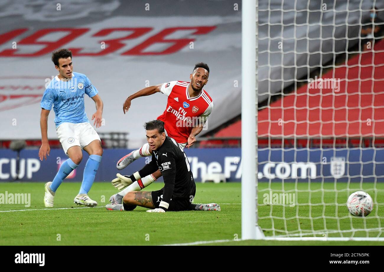 Pierre-Emerick Aubameyang d'Arsenal marque le deuxième but de son équipe lors du match de demi-finale de la FA Cup au stade Wembley, Londres. Banque D'Images