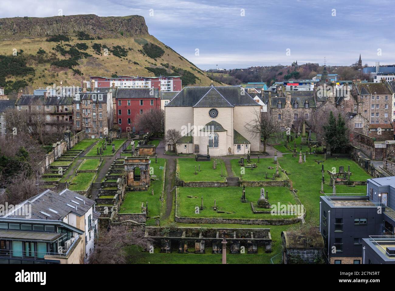 KIRK du Canongate et cimetière d'Édimbourg, capitale de l'Écosse, partie du Royaume-Uni, vue sur Holyrood Park en arrière-plan Banque D'Images