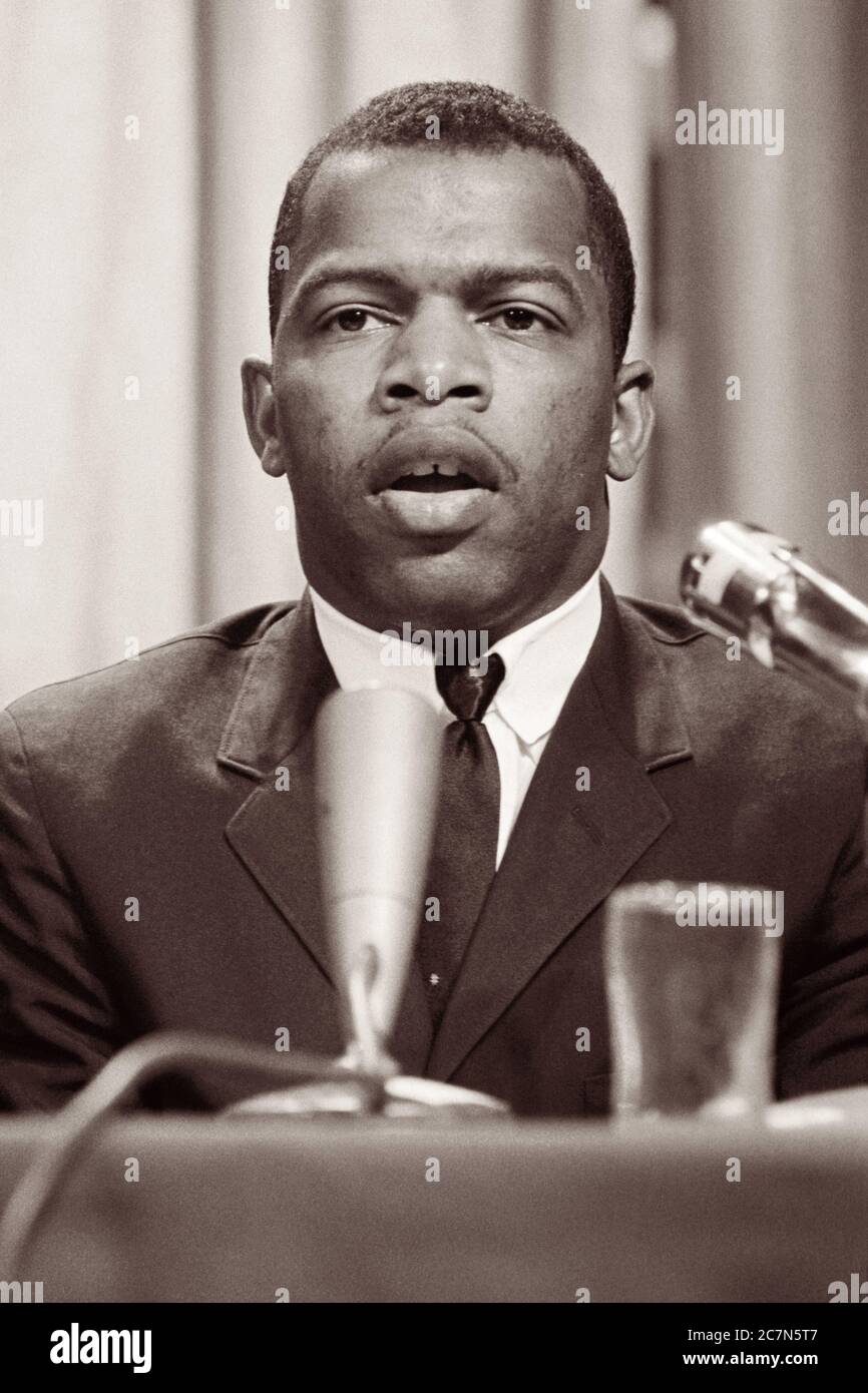 John Lewis (1940-2020), chef du mouvement américain des droits civils, s'exprimant lors d'une réunion de l'American Society of Newspaper Editors à l'hôtel Statler Hilton de Washington, D.C., le 16 avril 1964. Banque D'Images