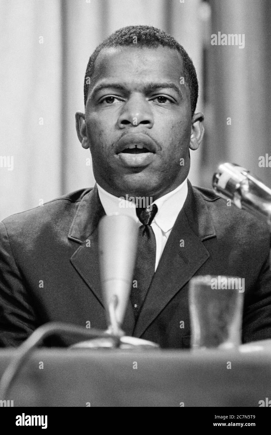 John Lewis (1940-2020), chef du mouvement américain des droits civils, s'exprimant lors d'une réunion de l'American Society of Newspaper Editors à l'hôtel Statler Hilton de Washington, D.C., le 16 avril 1964. Banque D'Images