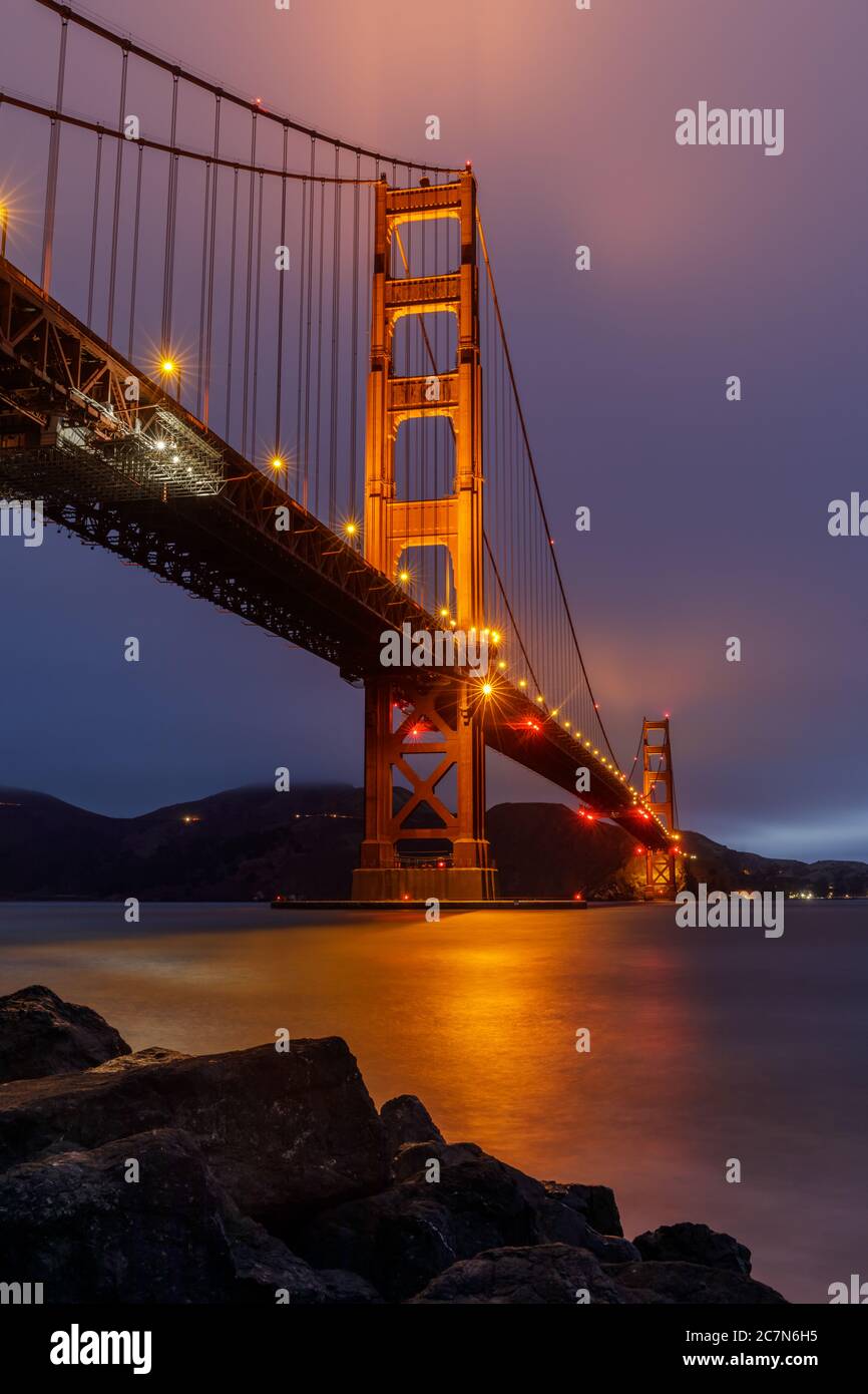 Le Golden Gate Bridge brille et reflète les Skies brumgy d'été, via fort point. Banque D'Images