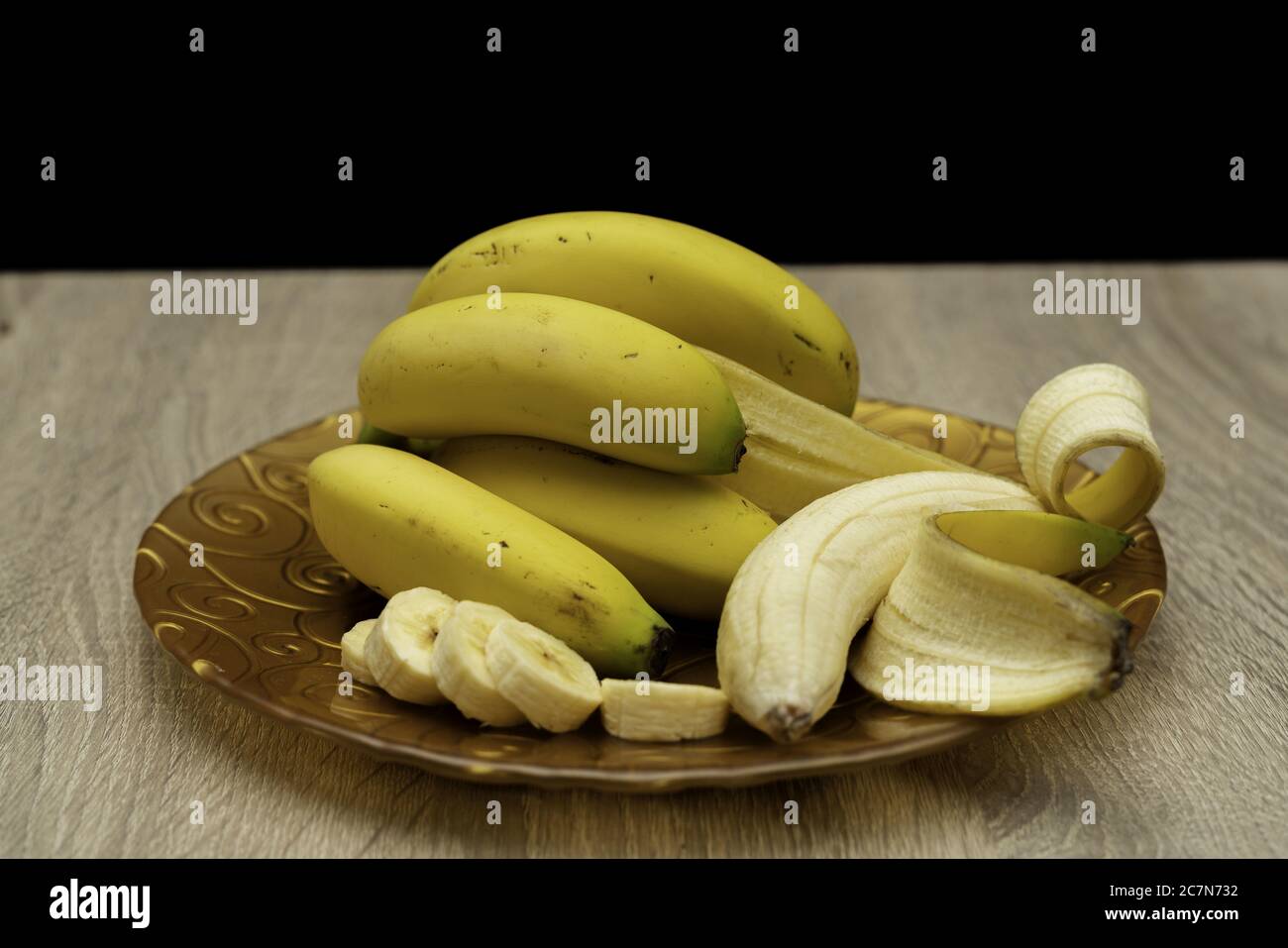 Gros plan d'un pate avec des bananes fraîches sur un table en bois Banque D'Images