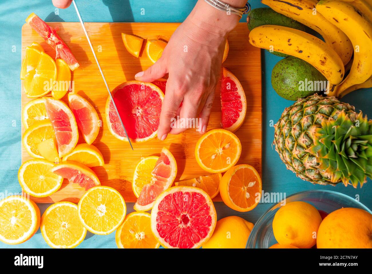 Tranches de pamplemousse et d'orange fraîchement coupées avec fond en bois bleu . Banque D'Images